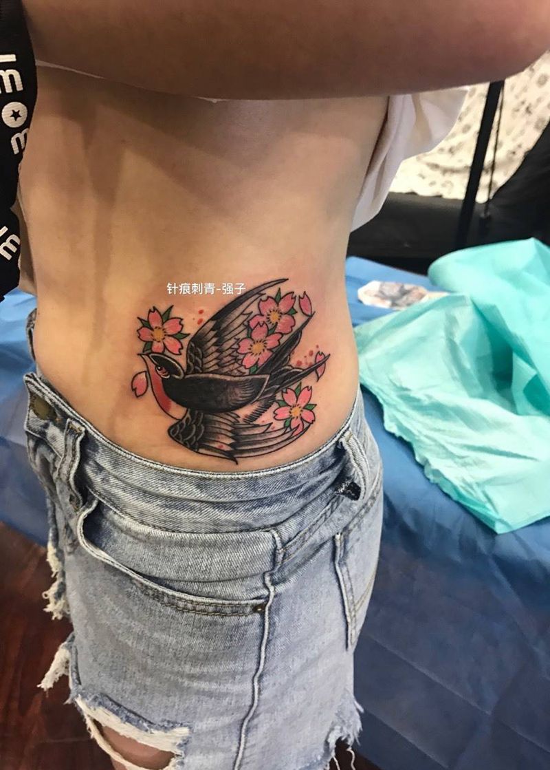 疤痕遮盖（小燕子）纹身图片_成品腹部传统动物燕子纹身图案