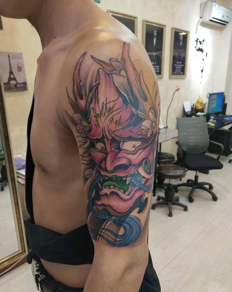 大臂重彩班若纹身图片