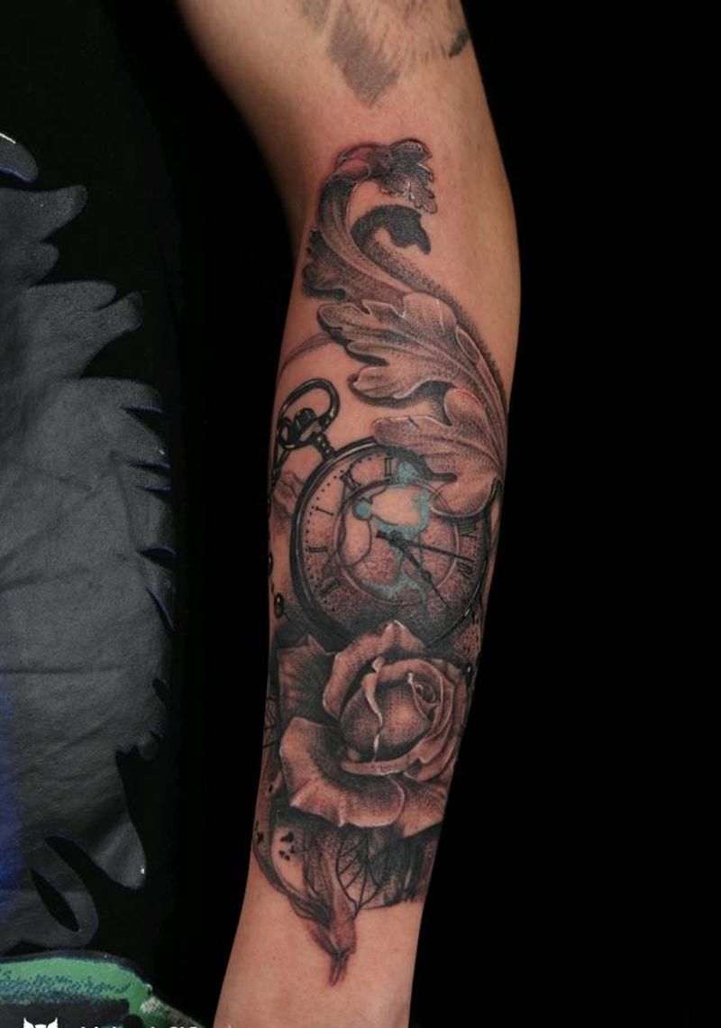 黑灰写实怀表玫瑰纹身图片_手臂欧美写实纹身图案