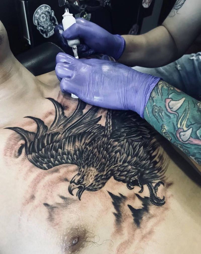 雄鹰展翅纹身图片_成品胸部传统纹身图案
