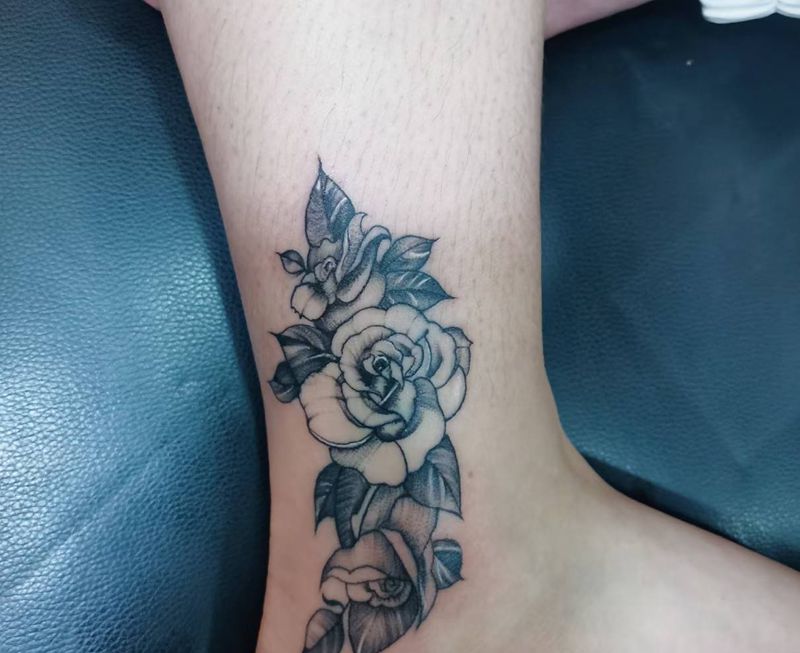 素花纹身图片_腿部脚部点刺素花纹身图案