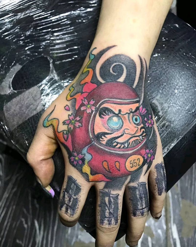 传统手背达摩蛋纹身图片_手部新传统纹身图案