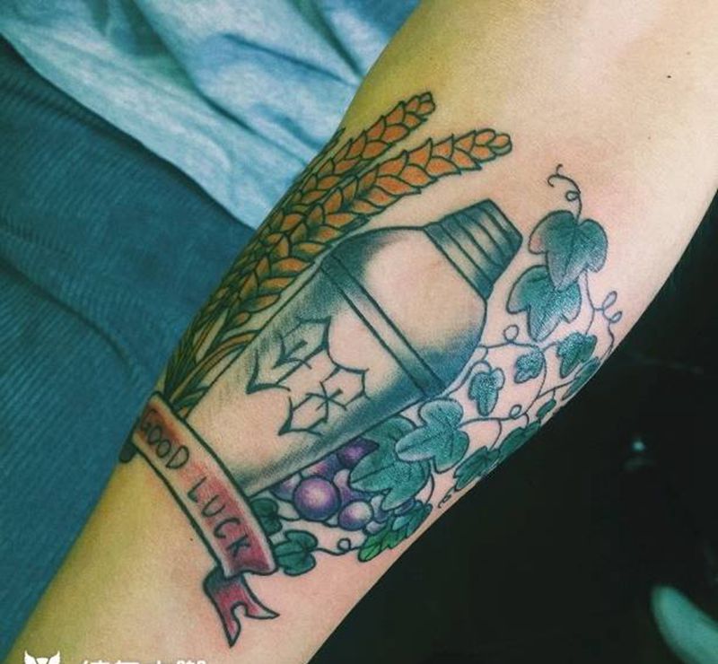 调酒师纹身图片_手臂Old School雪克壶纹身图案