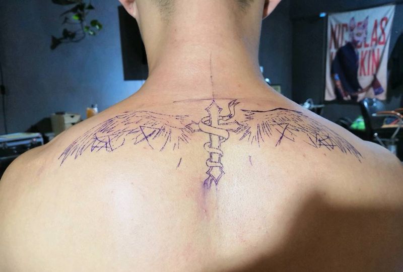 嘴炮纹身图片_背部图腾水墨纹身图案