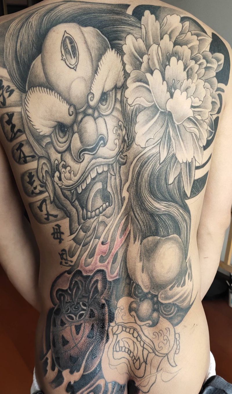 富贵双狮未完纹身图片_背部纹身图案