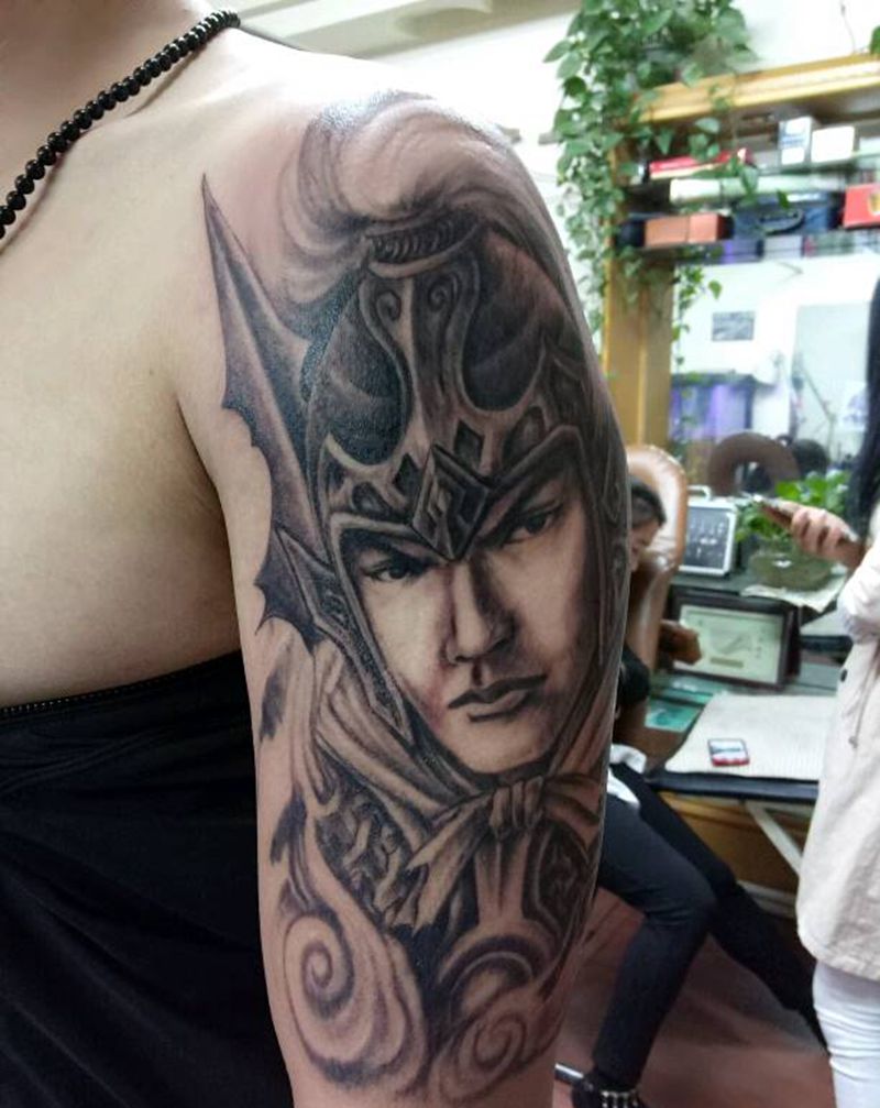 纹身。多角度观看纹身图片