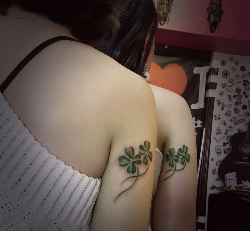 四叶草纹身图片_成品背部肩部清新植物花彩色闺蜜四叶草纹身图案
