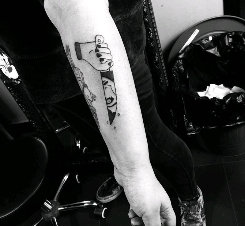 刀纹身图片_手臂Old School刀纹身图案