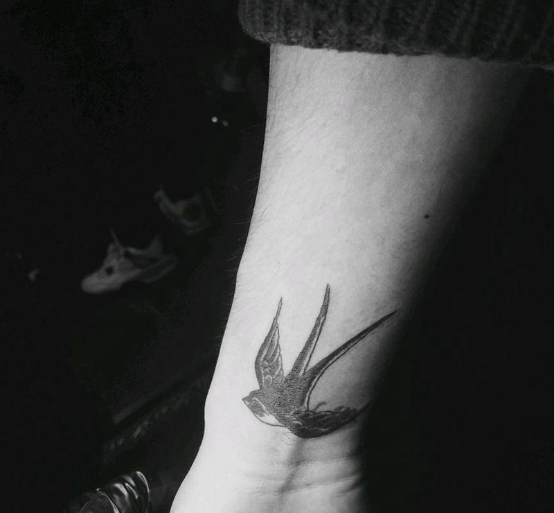 燕子纹身图片_手臂Old School燕子纹身图案
