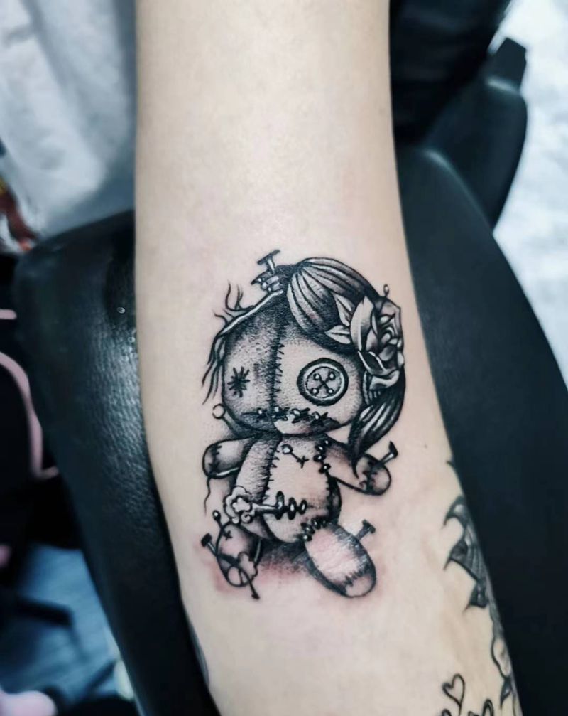 暗黑小图纹身图片_手臂点刺娃娃纹身图案