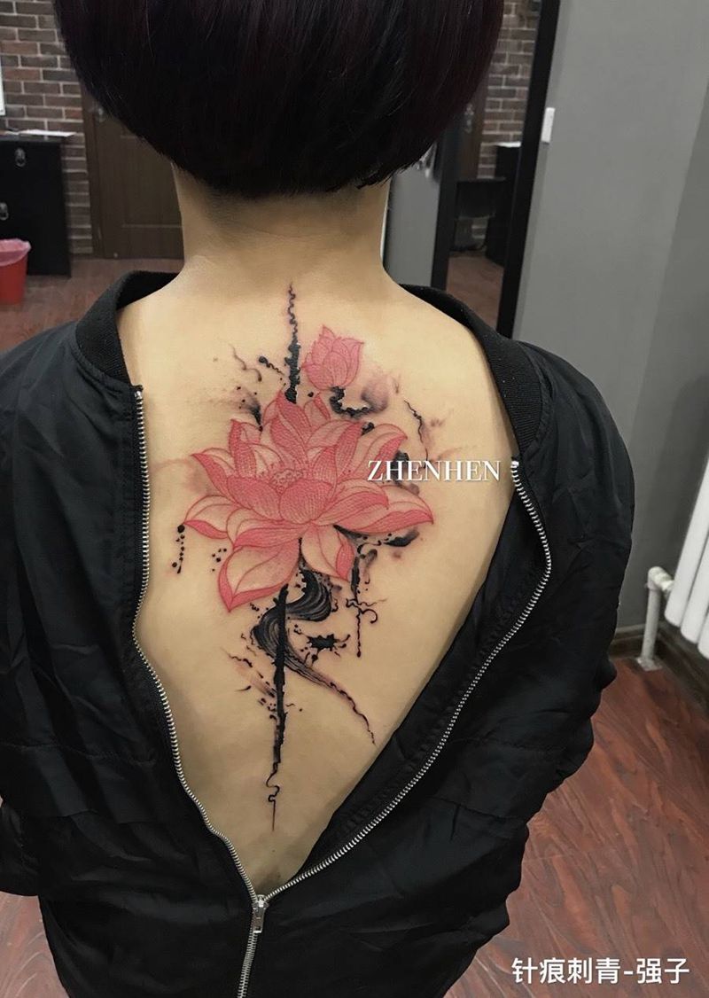 水墨荷花纹身图片_成品背部国画植物纹身图案