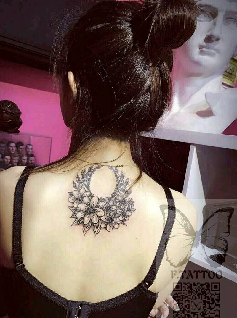 花纹身图片_颈部清新花女生成品纹身图案