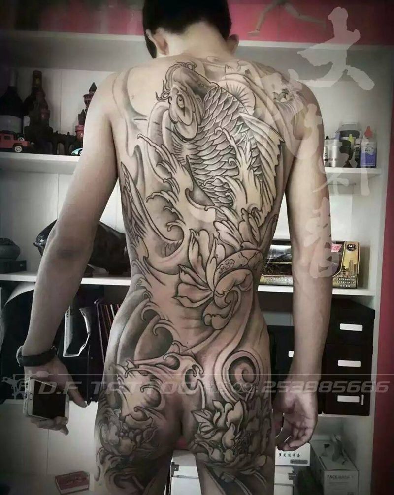 鲤鱼纹身图片_满背鲤鱼花传统背部纹身图案