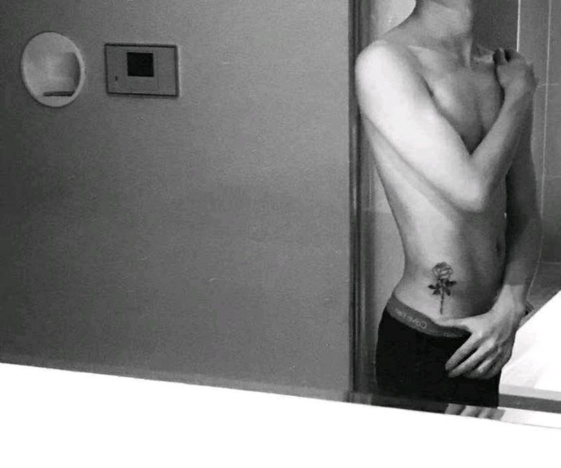 玫瑰纹身图片_腰部玫瑰纹身图案