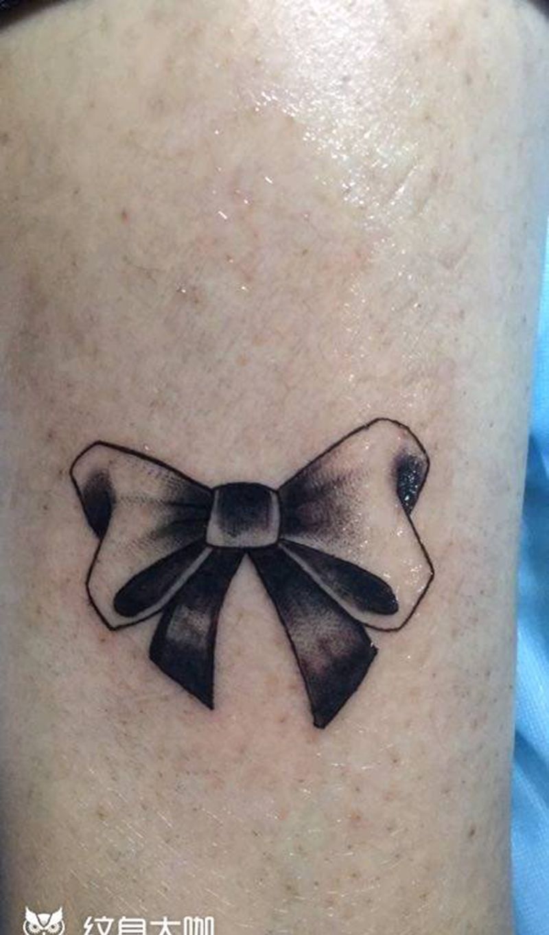 黑白  蝴蝶结纹身图片_腿部清新情侣成品纹身图案