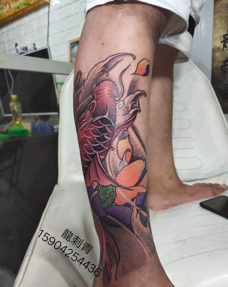 小腿重彩鲤鱼纹身图片_腿部新传统纹身图案