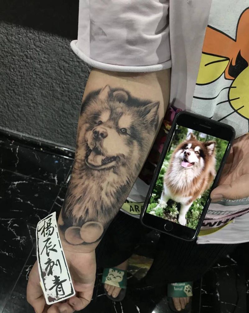 小狗纹身图片_欧美写实成品臀部手臂动物纹身图案