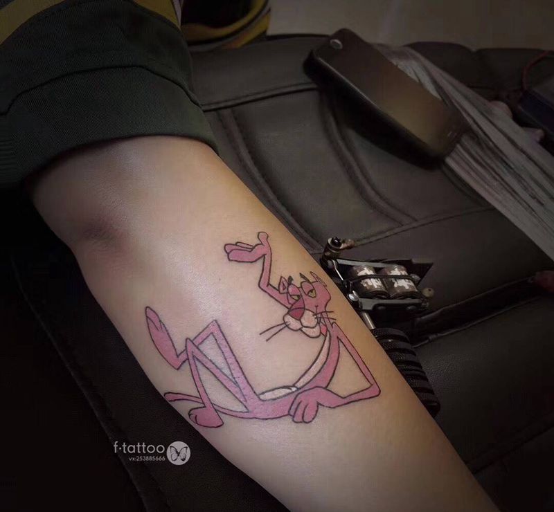 粉红豹纹身图片_成品手臂清新女生卡通彩色school粉红豹纹身图案