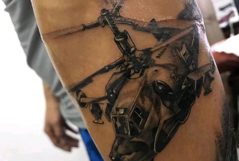 写实直升机花臂进度纹身图片_手臂欧美写实纹身图案