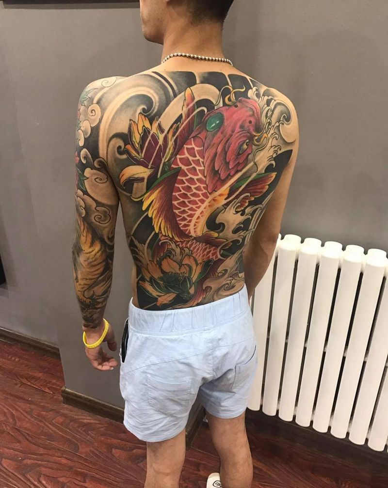 满背鱼纹身图片