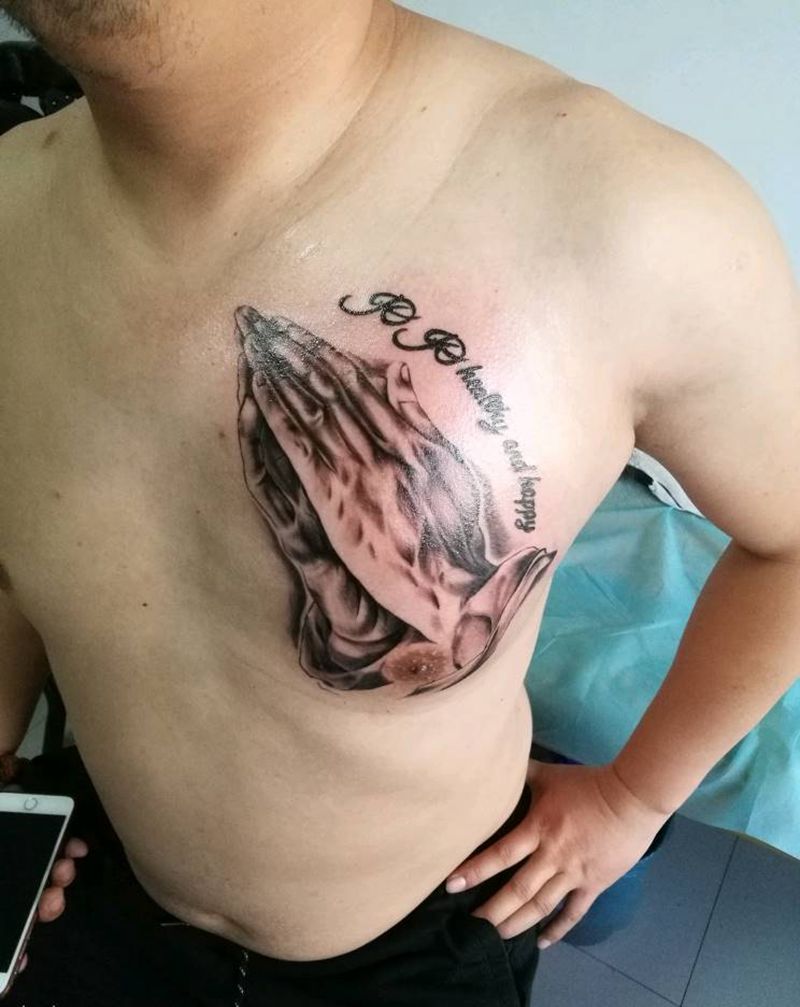 佛手 字母纹身图片_胸部欧美写实字符纹身图案