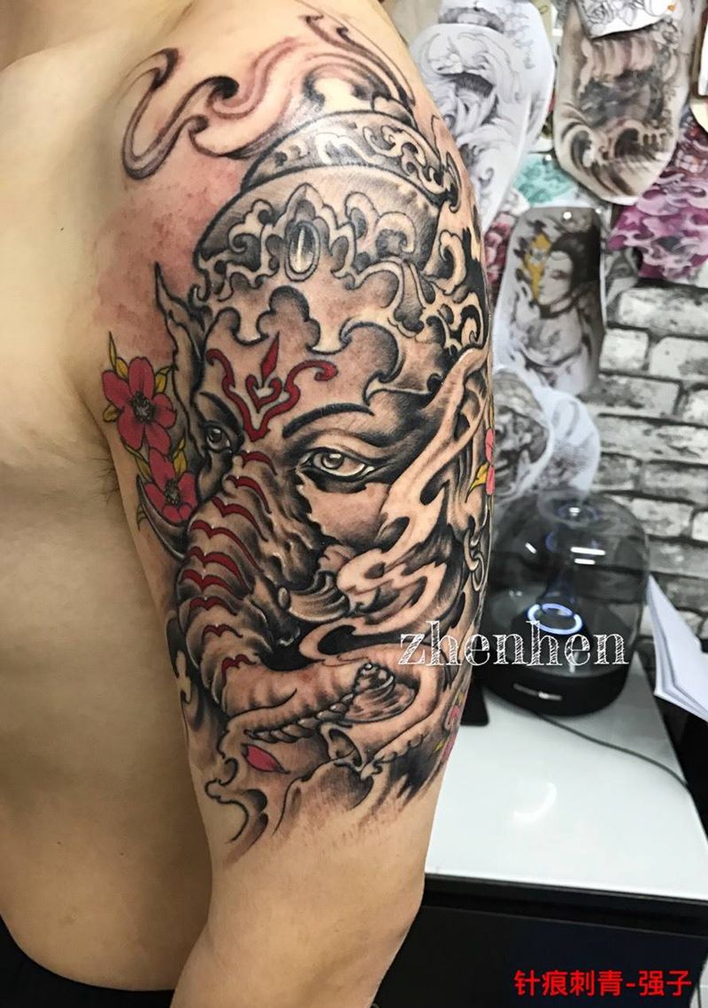 上臂像神纹身图片