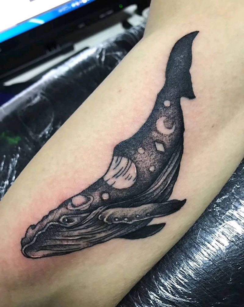 插画风黑灰鲸鱼完成纹身图片_手臂点刺纹身图案