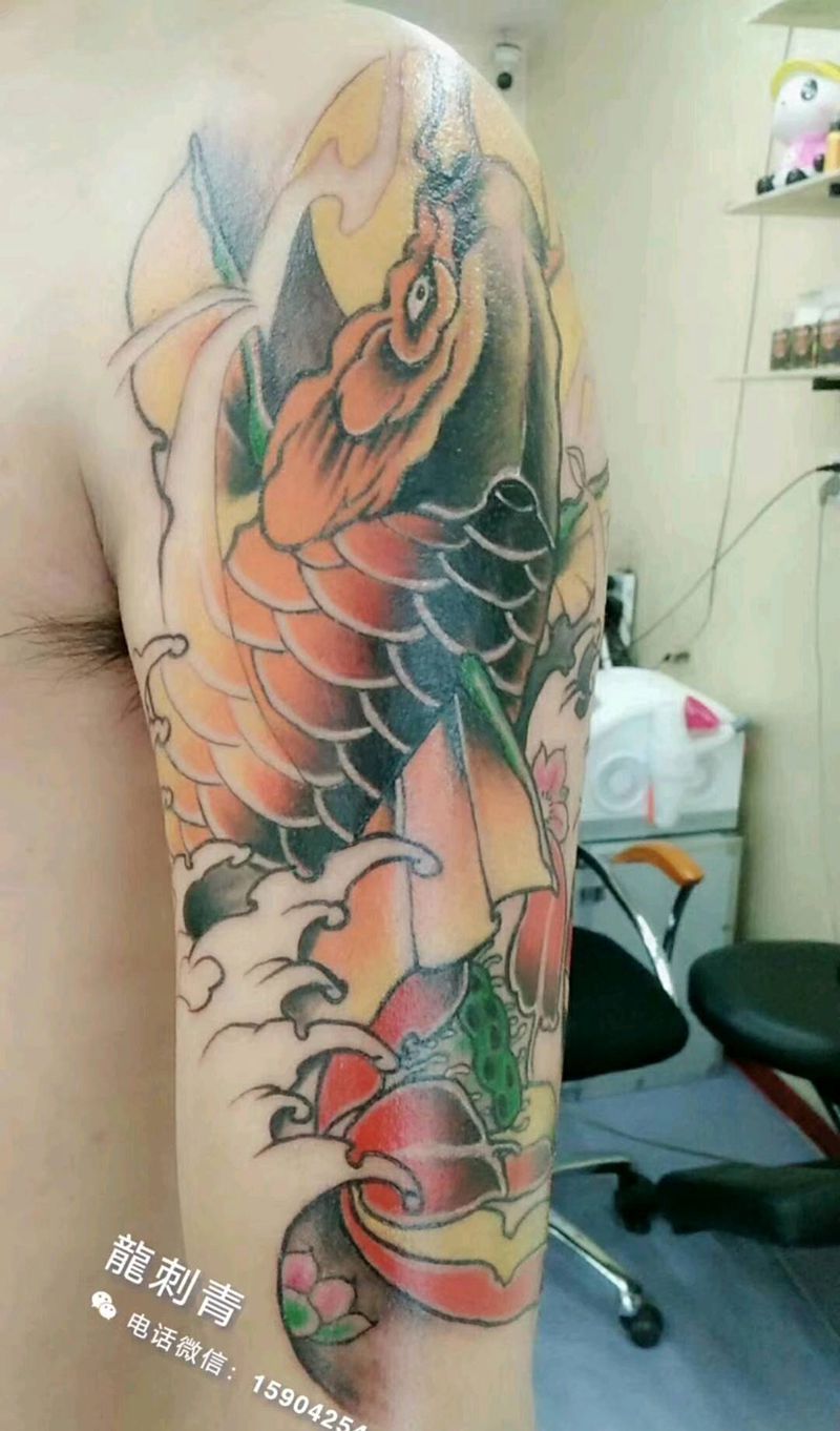 大臂彩色鲤鱼纹身图片