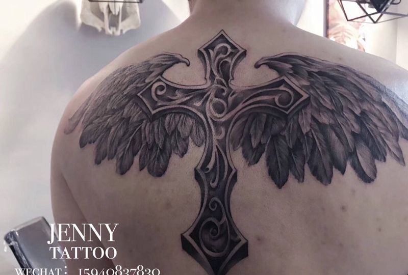 翅膀十字架纹身图片