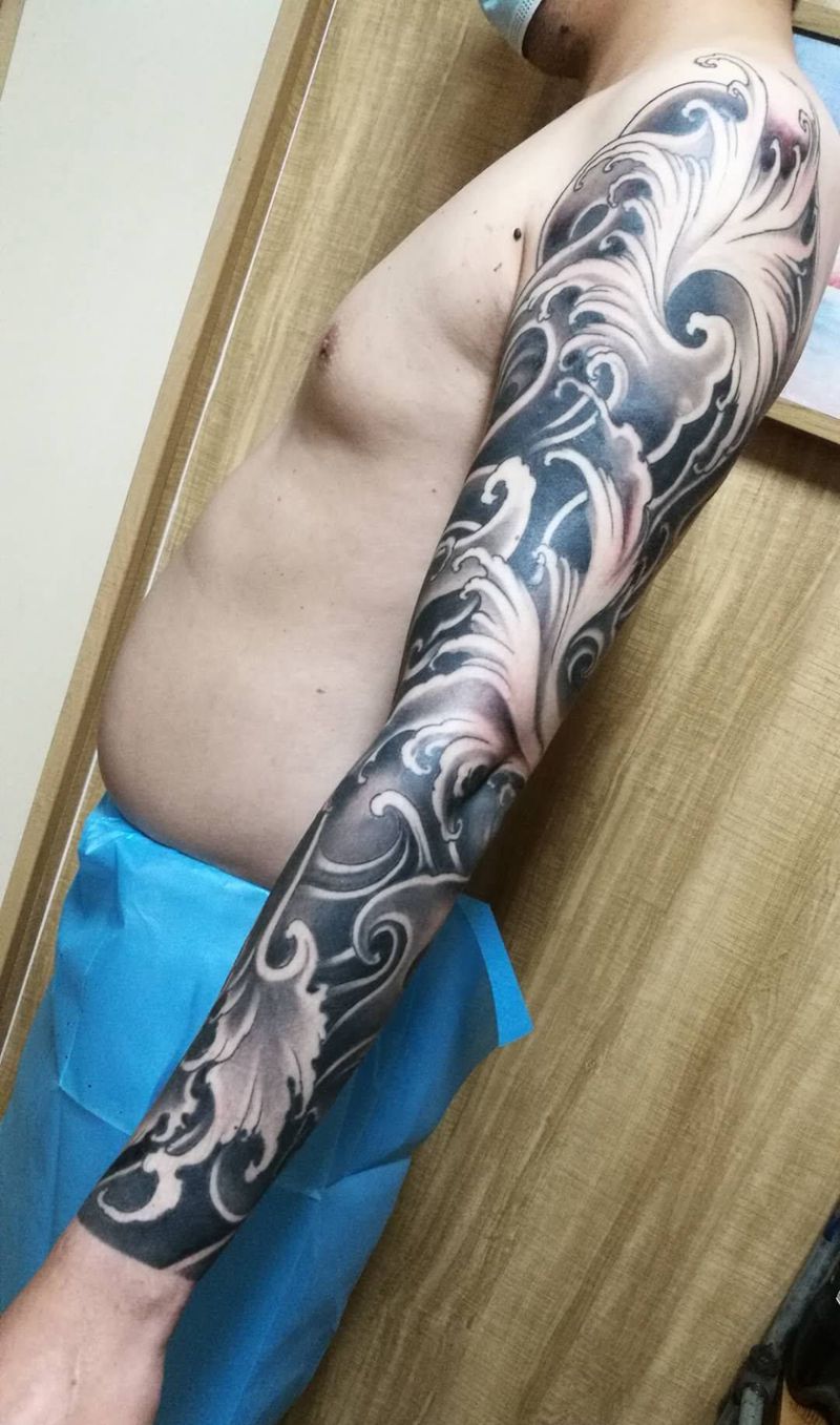 大浪臂一条纹身图片_手臂老传统浪纹身图案