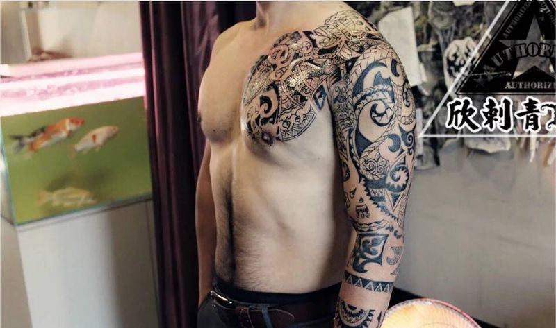 图腾花臂纹身图片