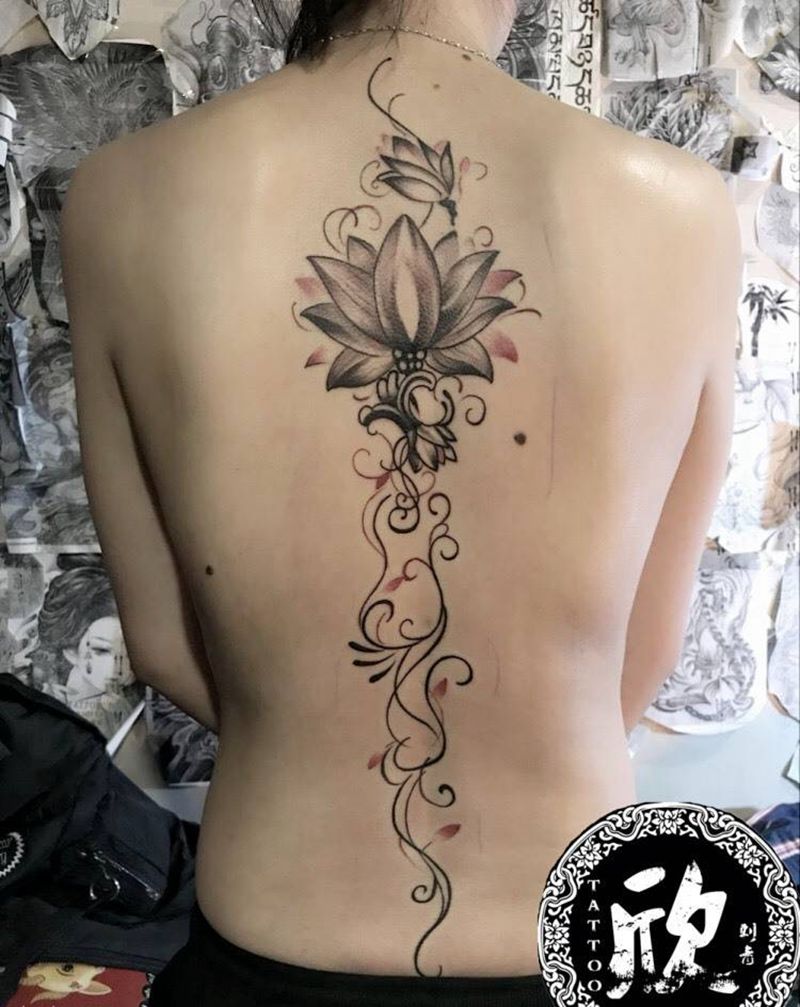荷花纹身图片_背部纹身图案