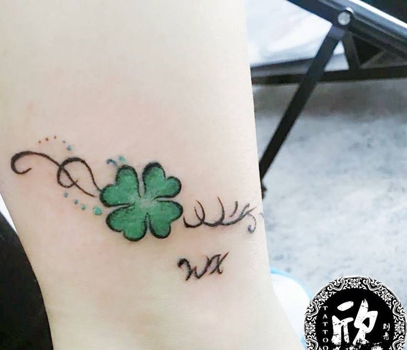 彩色四叶草纹身图片