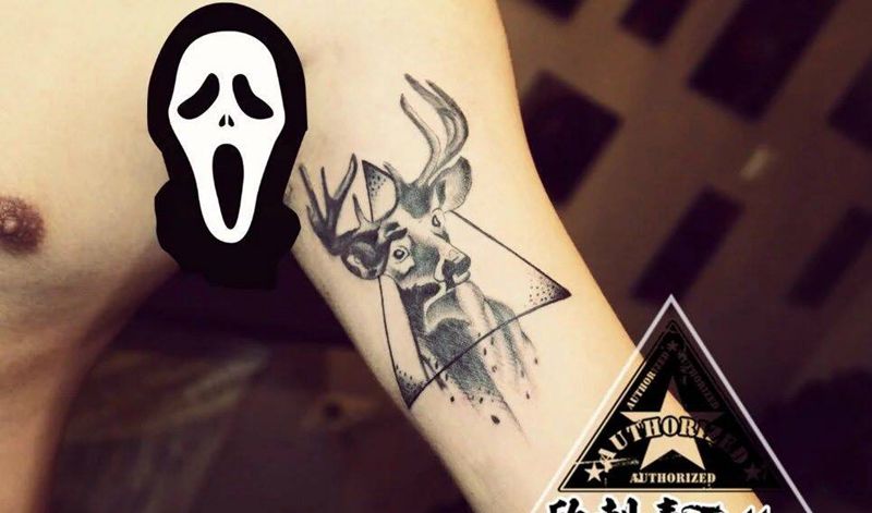 鹿与几何纹身图片