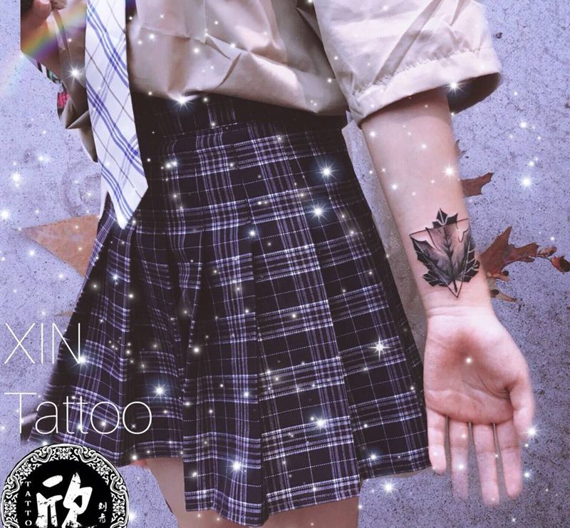 枫叶纹身图片_手臂纹身图案