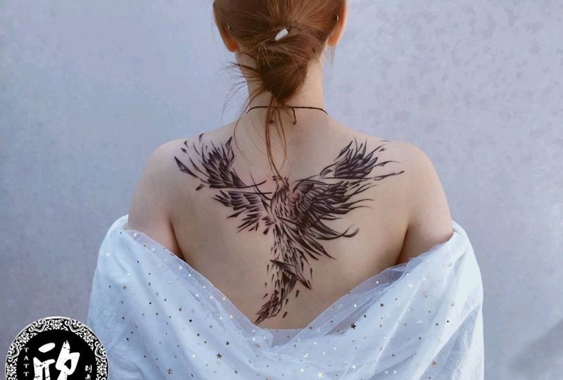 后背凤凰纹身图片_背部几何凤凰纹身图案