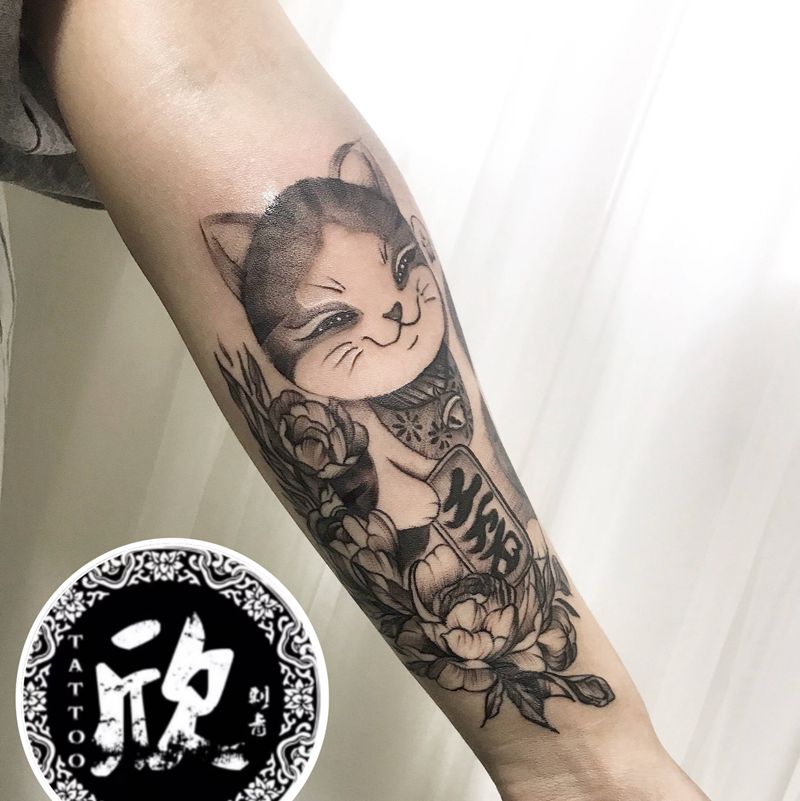 招财猫纹身图片_手臂新传统招财猫纹身图案