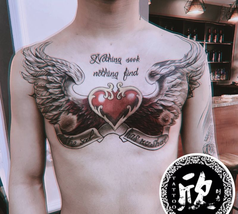 胸口翅膀纹身图片_胸部欧美写实翅膀纹身图案