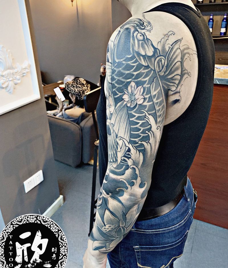 鲤鱼花臂纹身图片_手臂老传统鲤鱼纹身图案