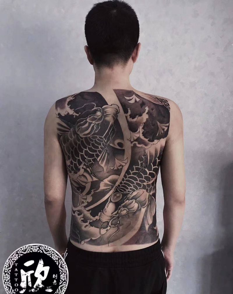 满背鲤鱼纹身图片_背部老传统纹身图案