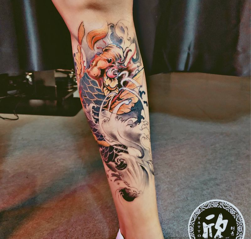 小腿鲤鱼纹身图片_腿部老传统纹身图案