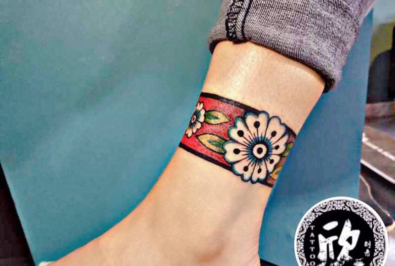 脚腕花环纹身图片_腿部纹身图案