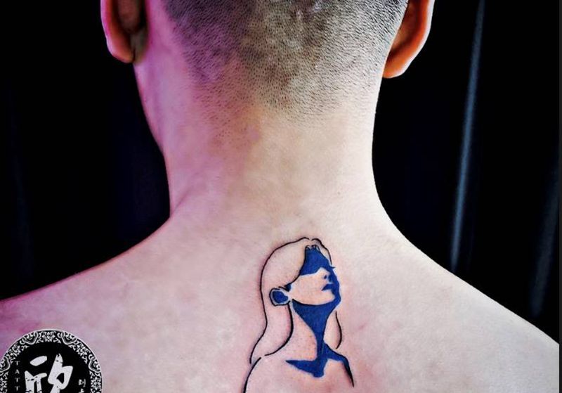 简笔女头像纹身图片_颈部几何纹身图案