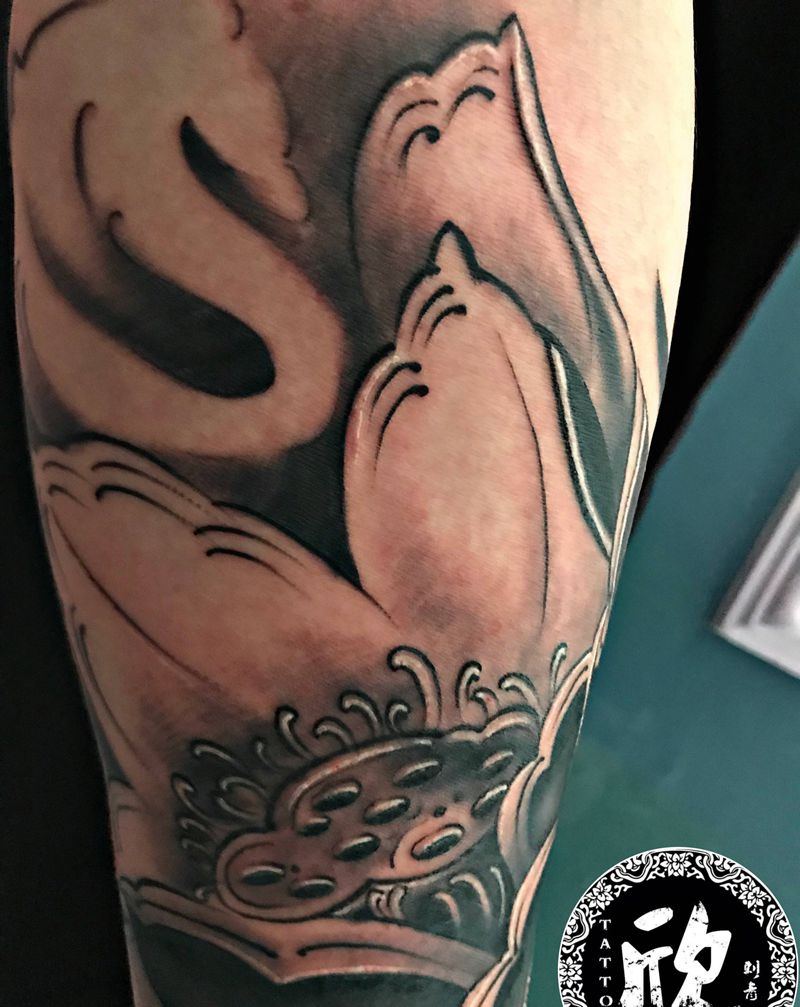 小臂荷花纹身图片_手臂新传统荷花纹身图案