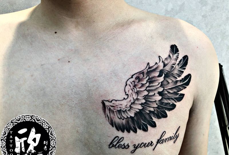 翅膀纹身图片_胸部欧美写实翅膀纹身图案