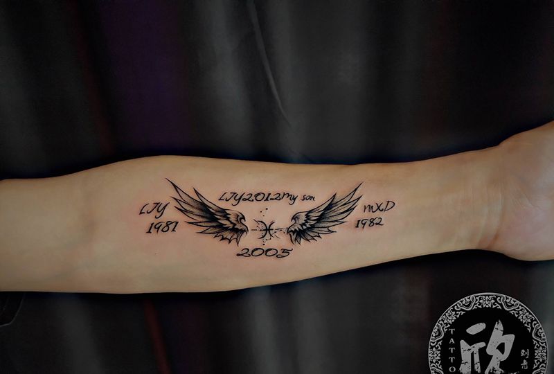 翅膀纹身图片_手臂欧美写实翅膀纹身图案