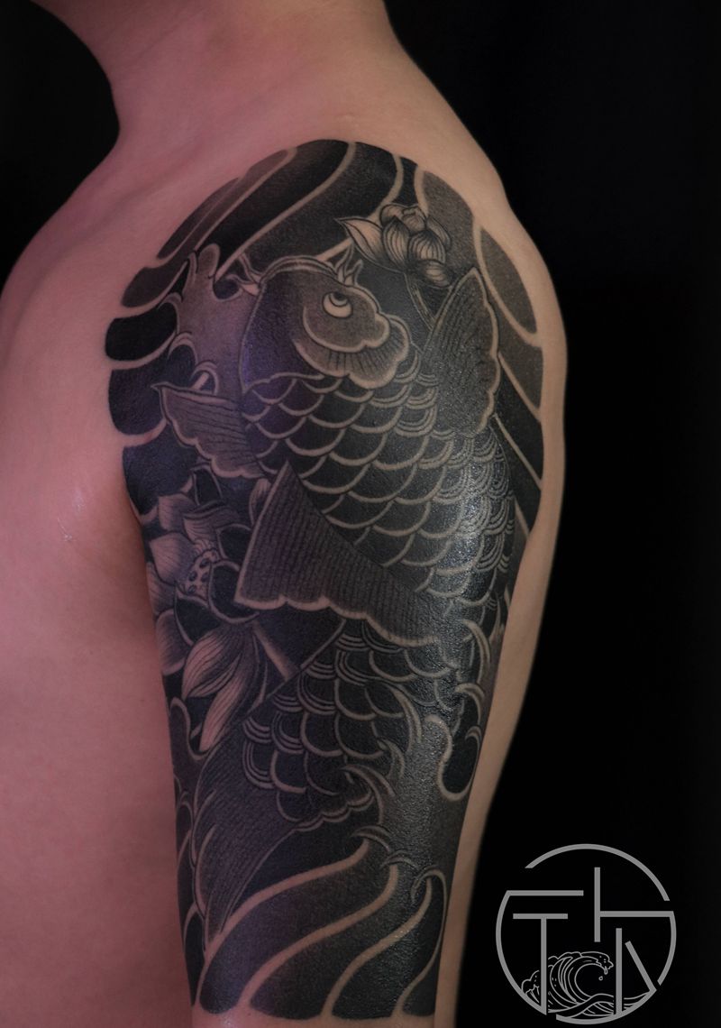 大臂日式鲤鱼纹身图片_肩部日式鲤鱼纹身图案