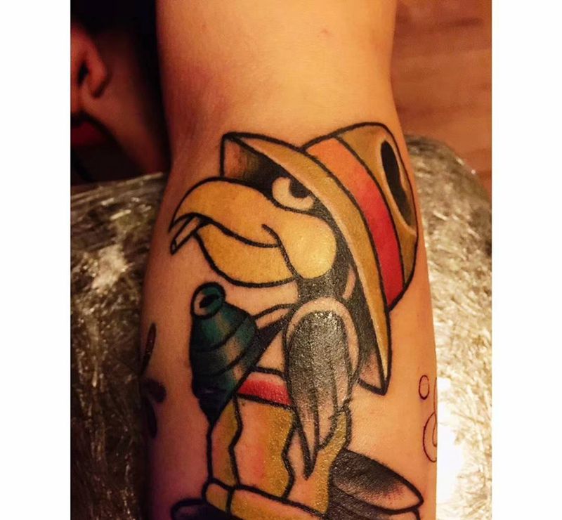 烟酒不离身的乌鸦大人纹身图片_手臂Old School纹身图案