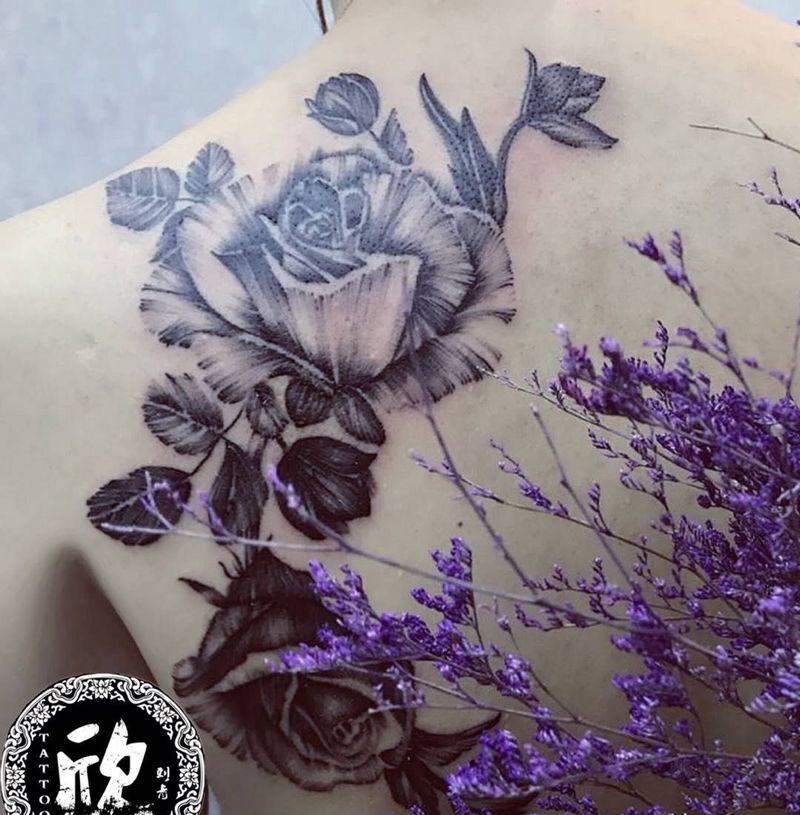 后背玫瑰纹身图片