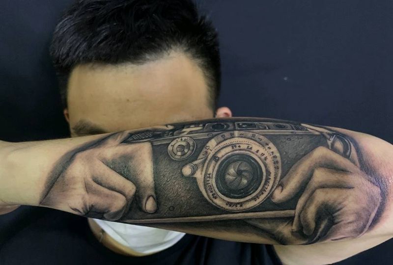 照相机纹身图片_手臂欧美写实老传统纹身图案
